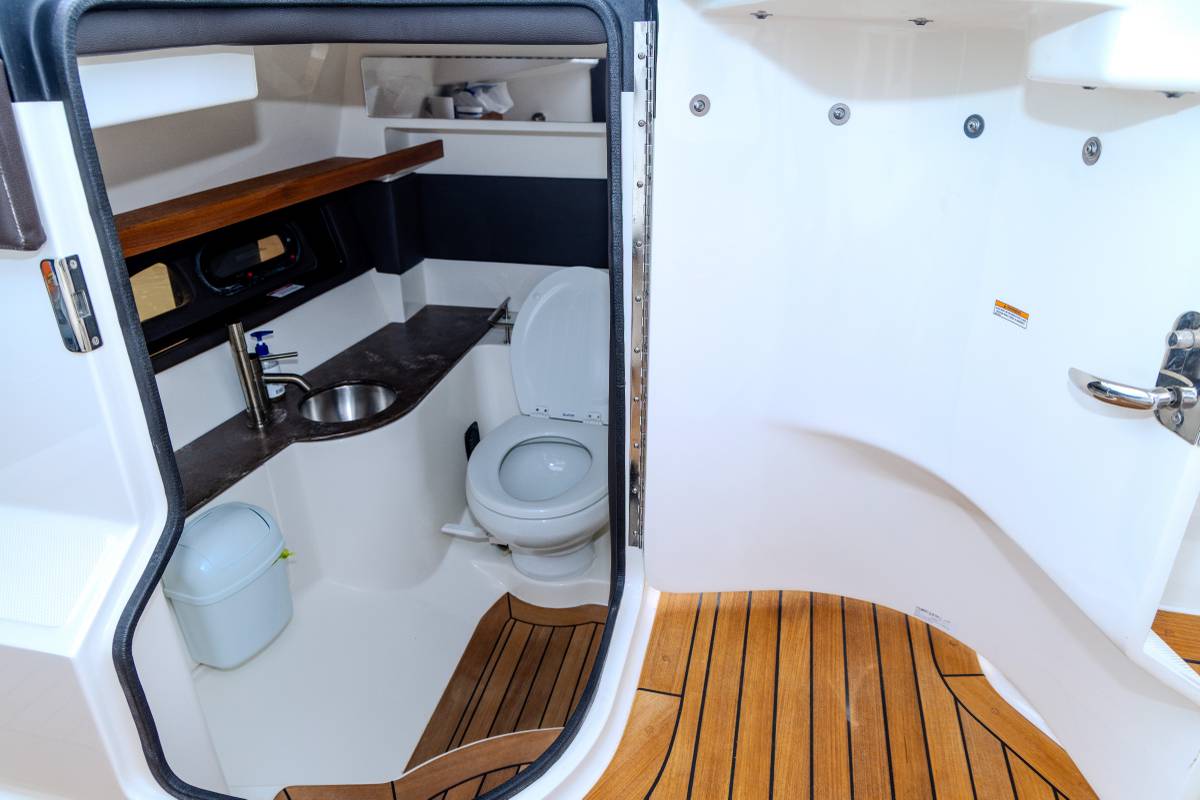 2017 Sea Ray SLX350... Located in San Diego, Ca... Offered by Yacht Coast Yacht Sales
