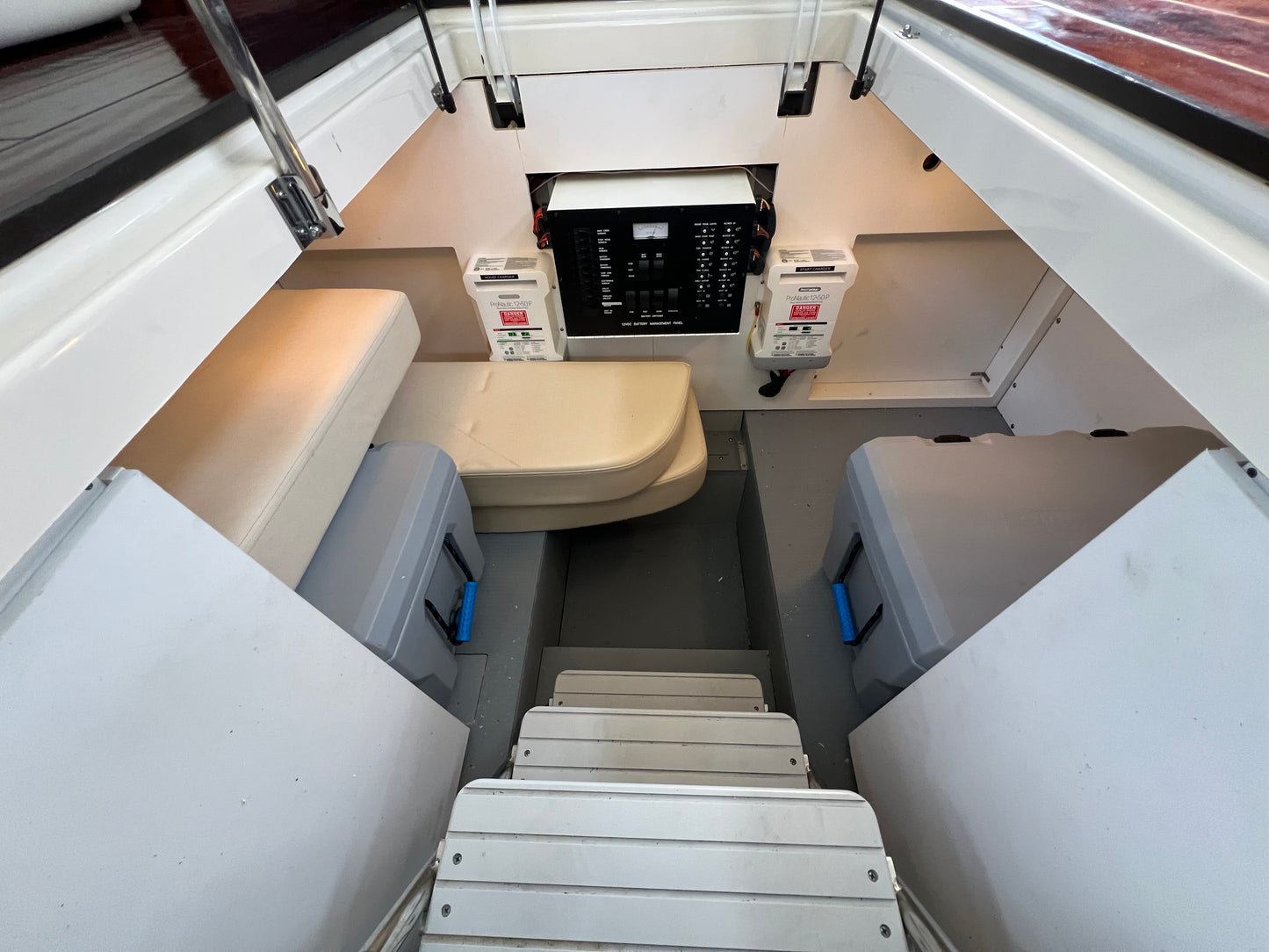 2013 Meridian 441... Located in Ventura Harbor, Ca... Offered by Yacht Coast Yacht Sales