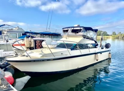 1990 Skipjack 28 Flybridge with Triple axle aluminum trailer... Located in San Diego, Ca... Offered By Yacht Coast Yacht Sales