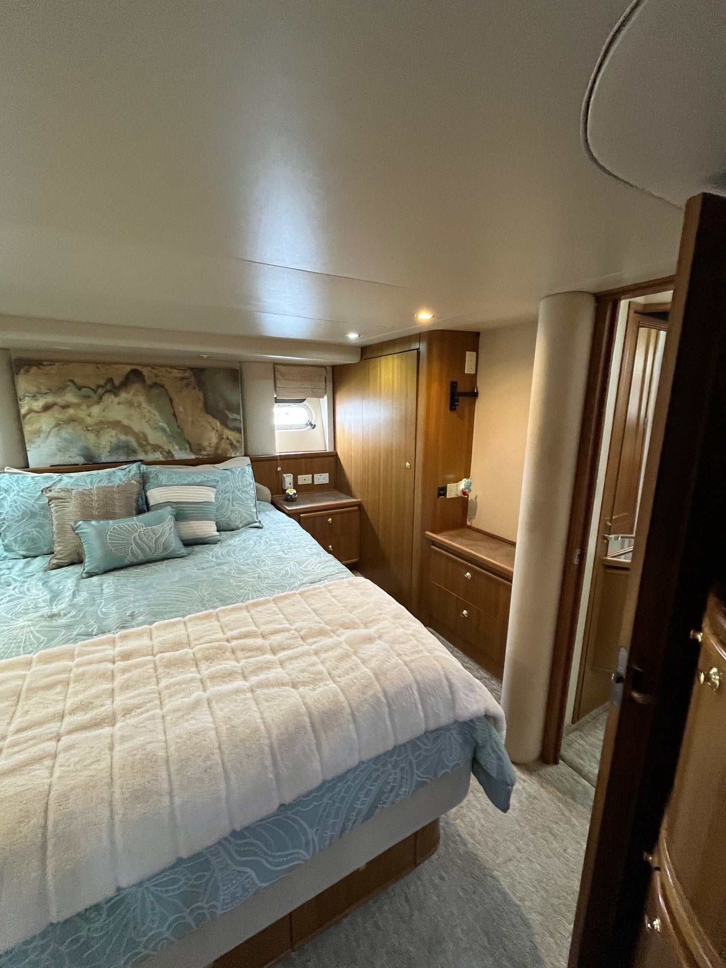 2001 Bayliner Pilothouse 5788... Located in Newport Beach, Ca... Offered By Yacht Coast Yacht Sales