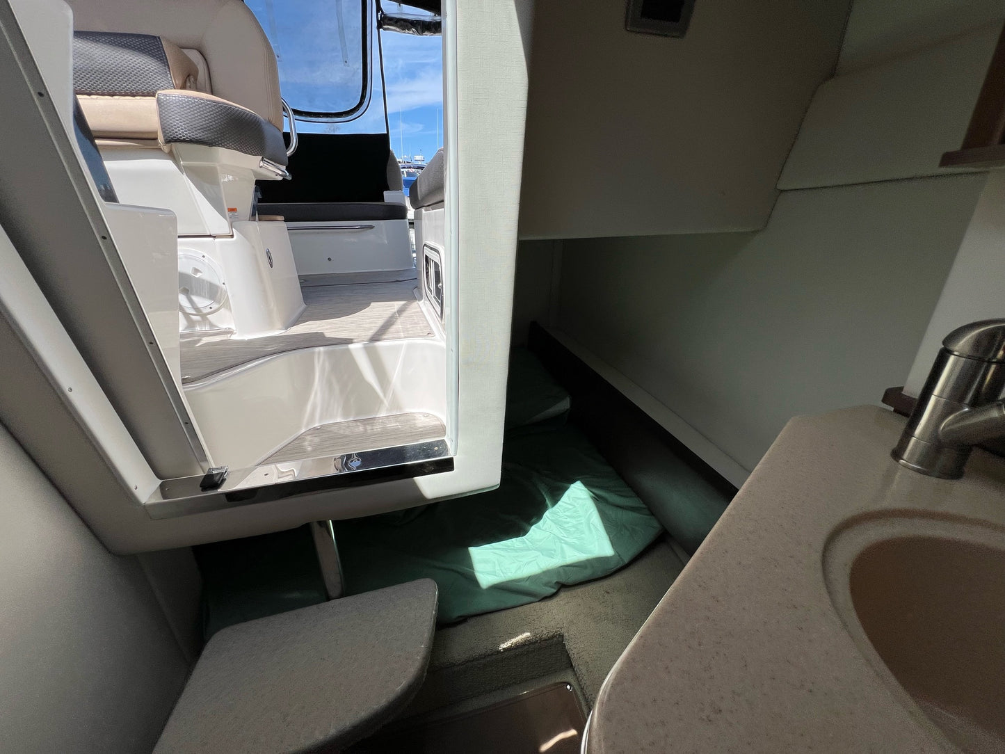2016 Sea Ray Sundancer 260... Located in Huntington Beach, Ca... Offered By Yacht Coast Yacht Sales