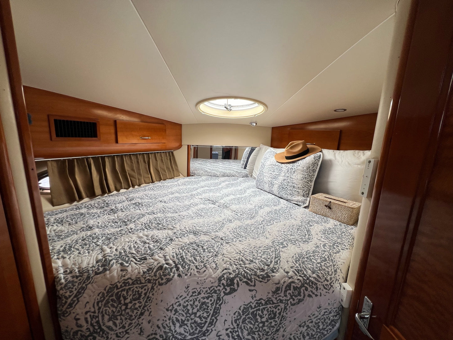 2003 Carver 444... Located in Newport Beach, CA... Offered By Yacht Coast Yacht Sales