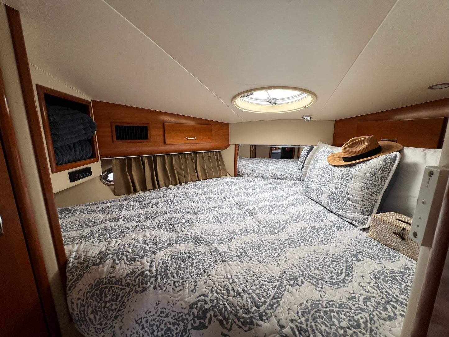 2003 Carver 444... Located in Newport Beach, CA... Offered By Yacht Coast Yacht Sales