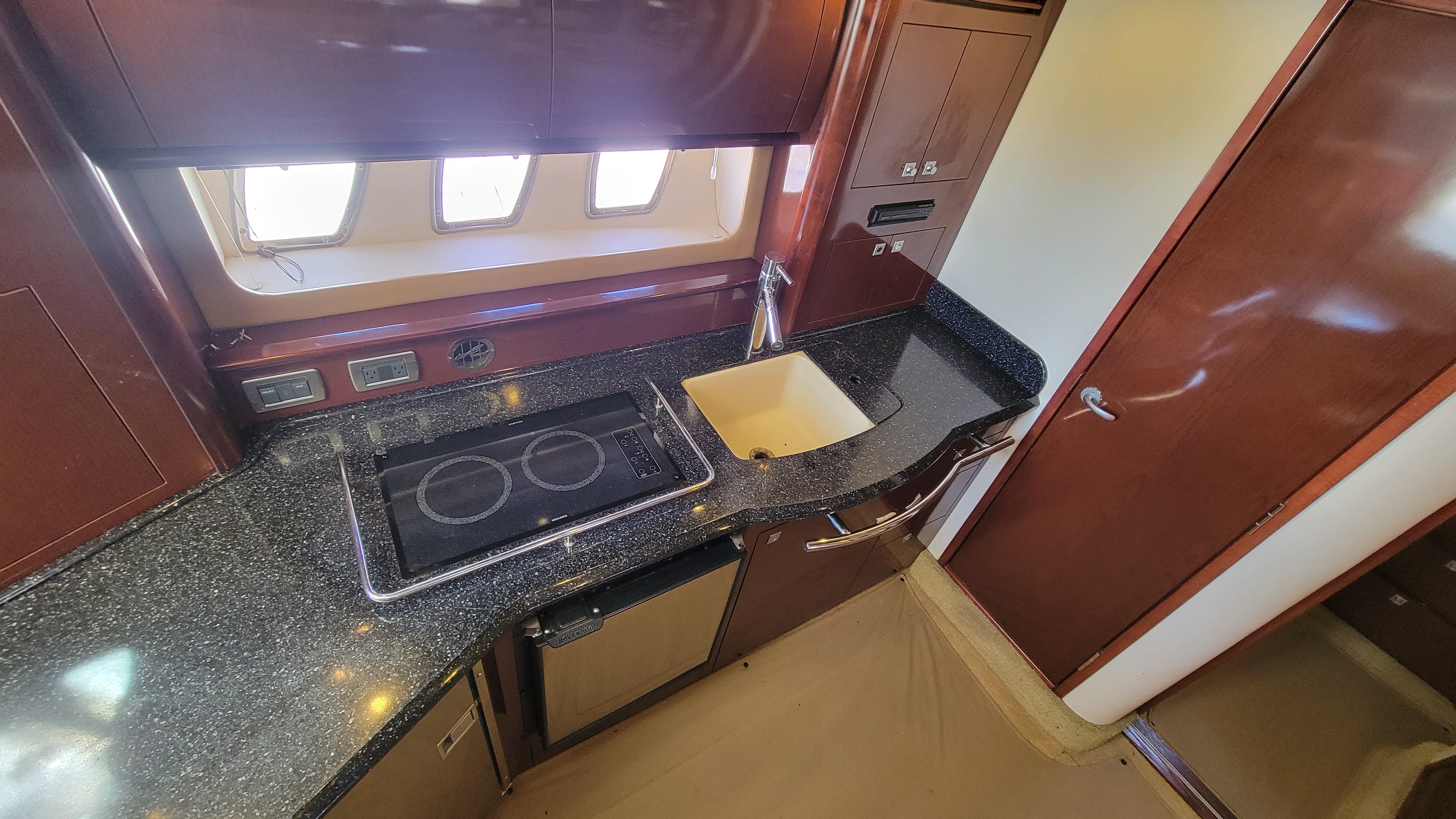 2008 Sea Ray Sundancer 400... Located in San Diego, Ca... Offered by Yacht Coast Yacht Sales