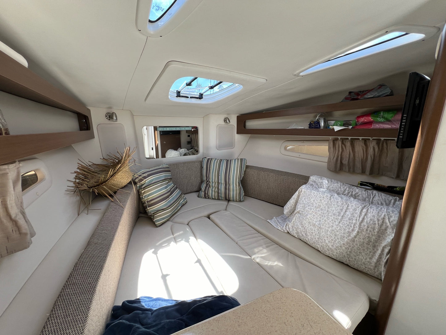 2016 Sea Ray Sundancer 260... Located in Huntington Beach, Ca... Offered By Yacht Coast Yacht Sales