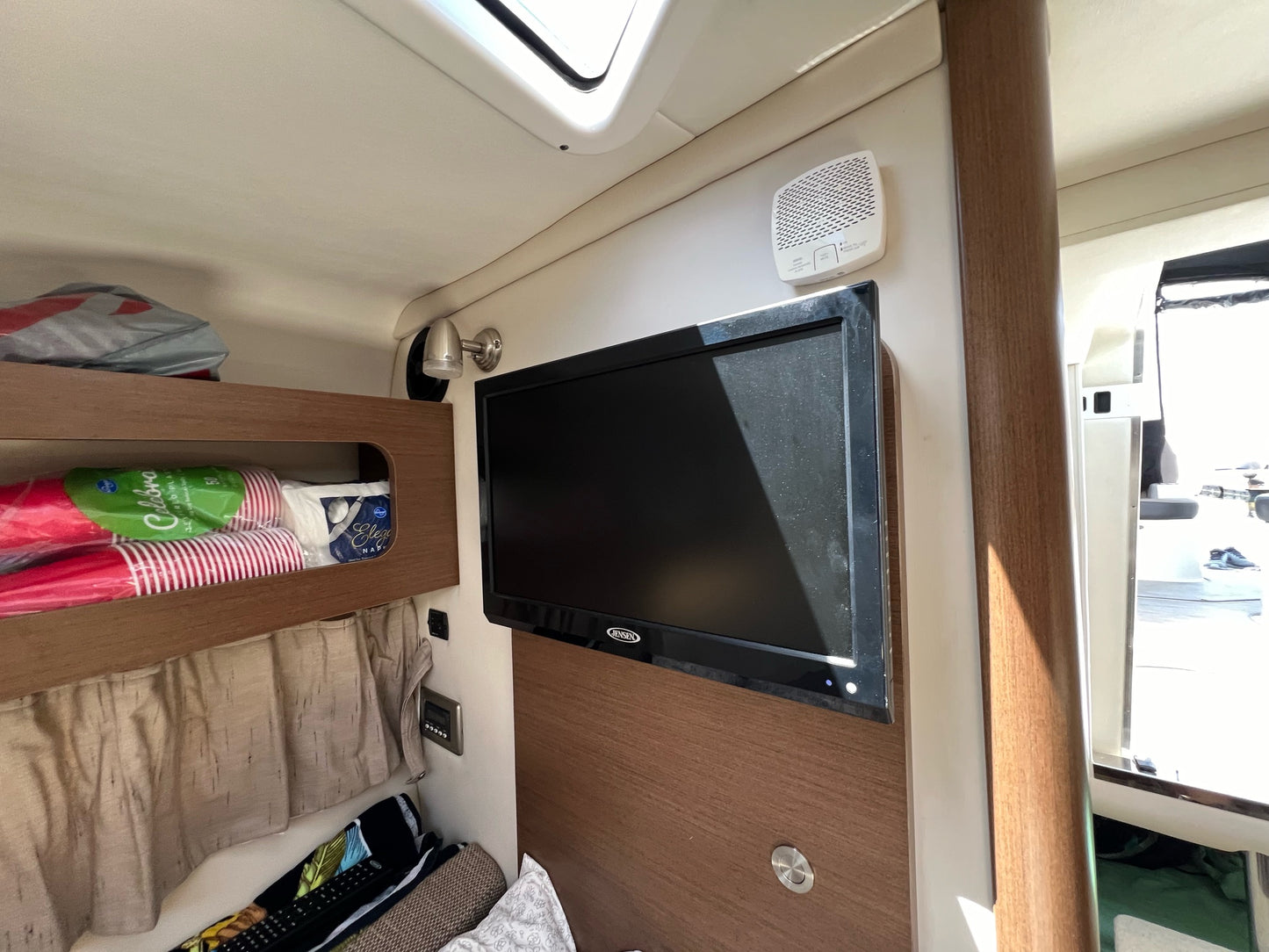 2016 Sea Ray Sundancer 260... Located in Huntington Beach, Ca... Offered By Yacht Coast Yacht Sales
