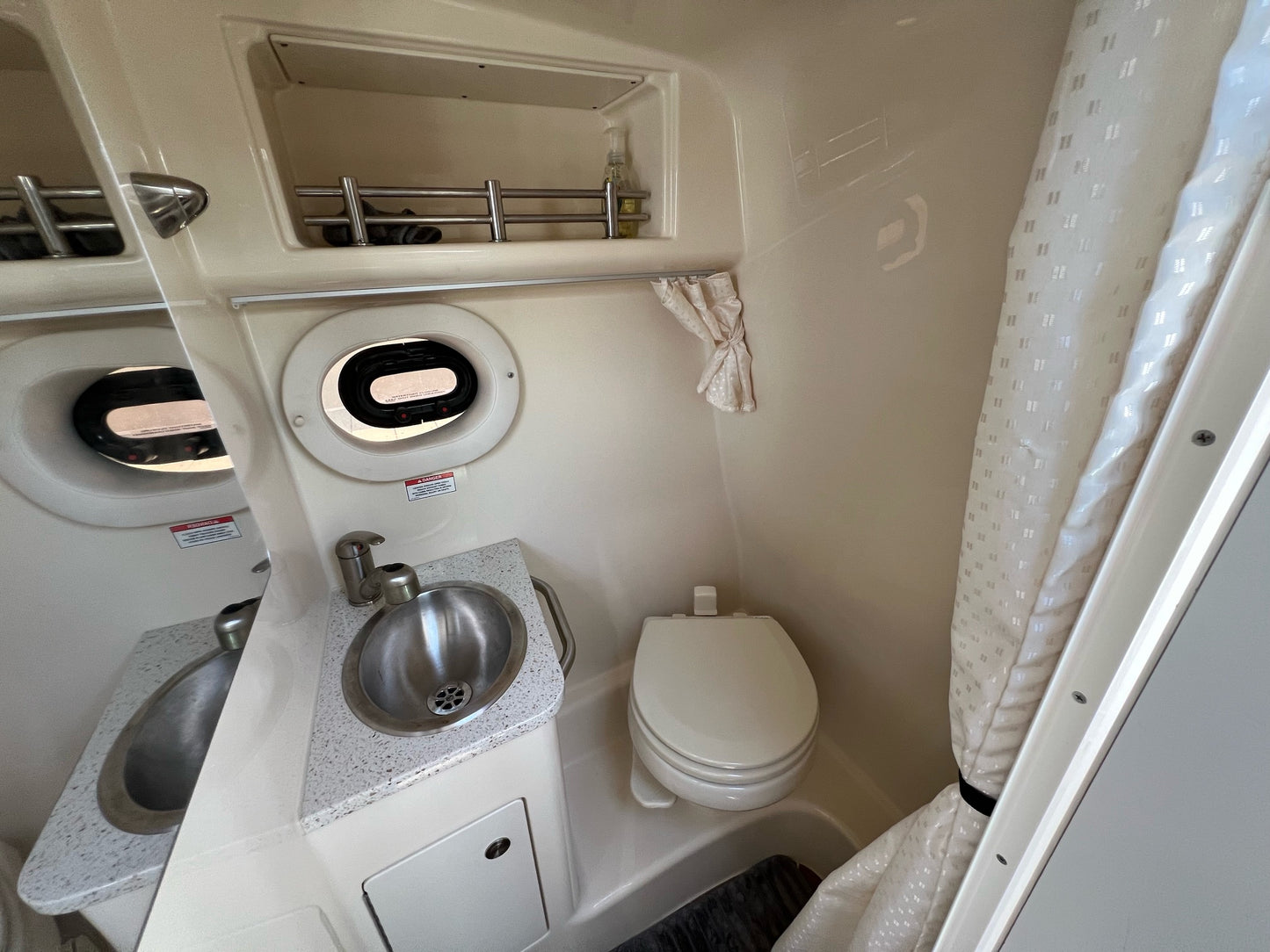 2016 Sea Ray Sundancer 260... Located in Huntington Beach, Ca... Offered By Yacht Coast Yacht Sales