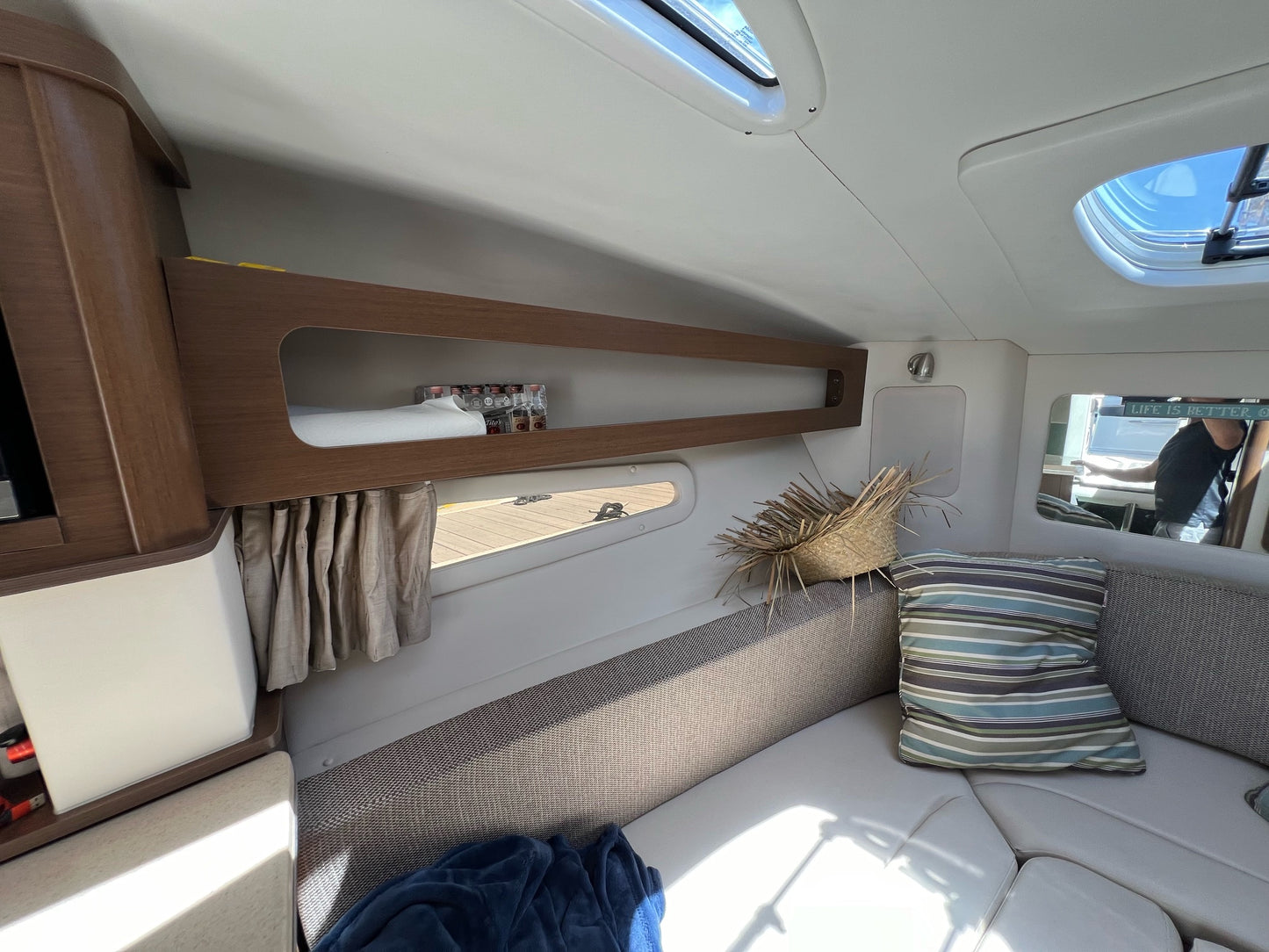 2016 Sea Ray Sundancer 260... Located in Huntington Beach, Ca... Offered By Yacht Coast Yacht Sales
