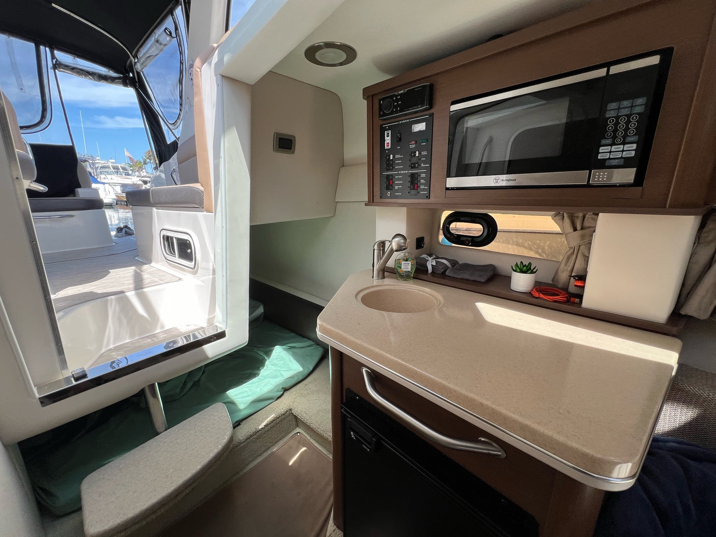 2016 Sea Ray Sundancer 260... Located in Huntington Beach, Ca... Offered By Yacht Coast Yacht Sales