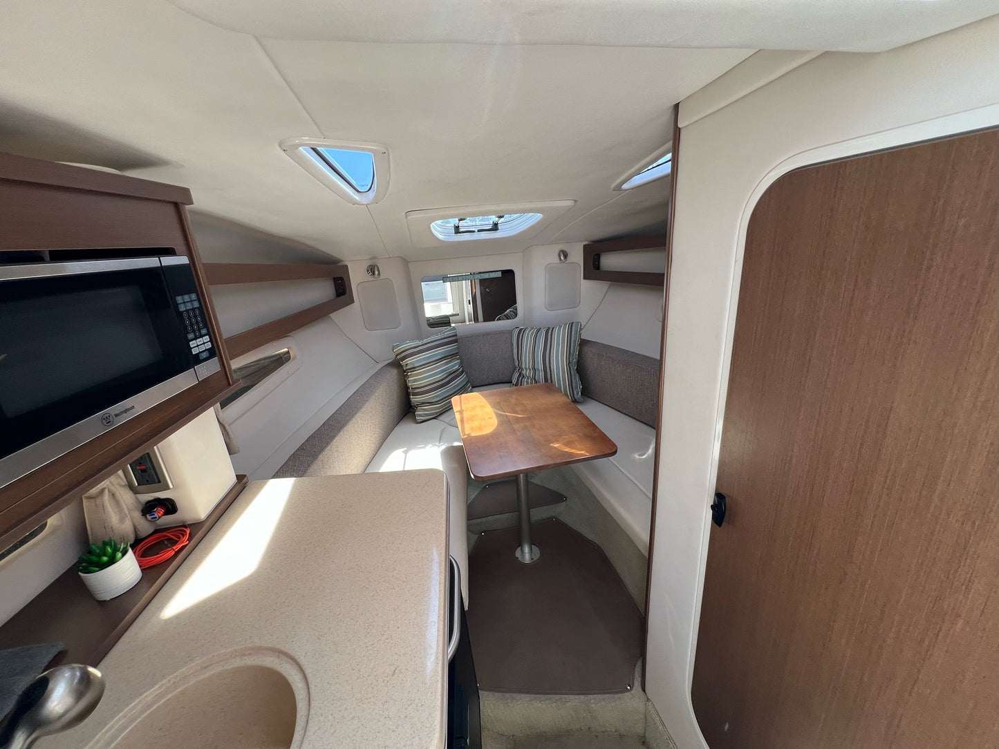 2016 Sea Ray Sundancer 260... Located in Huntington Beach, Ca... Offered By Yacht Coast Yacht Sales