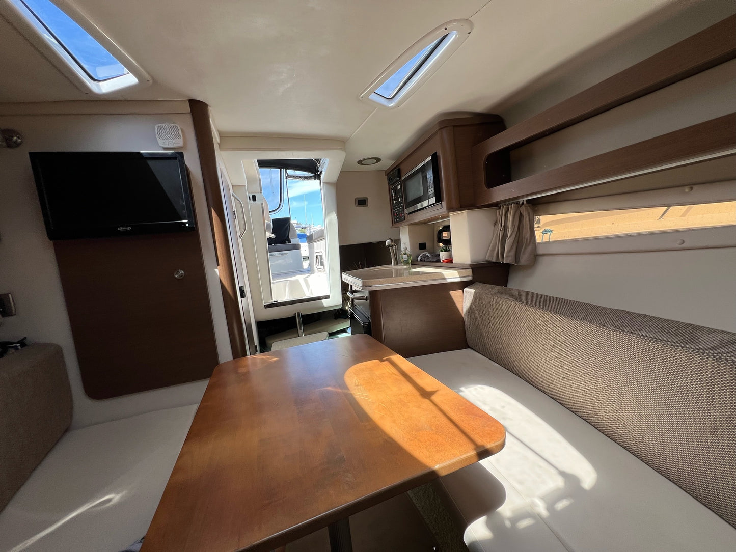 2016 Sea Ray Sundancer 260... Located in Huntington Beach, Ca... Offered By Yacht Coast Yacht Sales