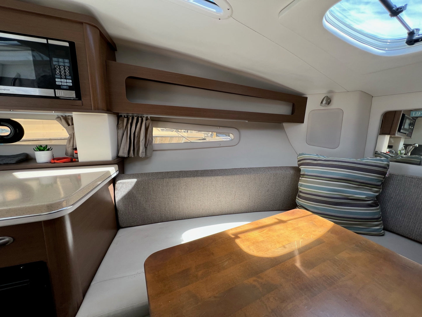 2016 Sea Ray Sundancer 260... Located in Huntington Beach, Ca... Offered By Yacht Coast Yacht Sales