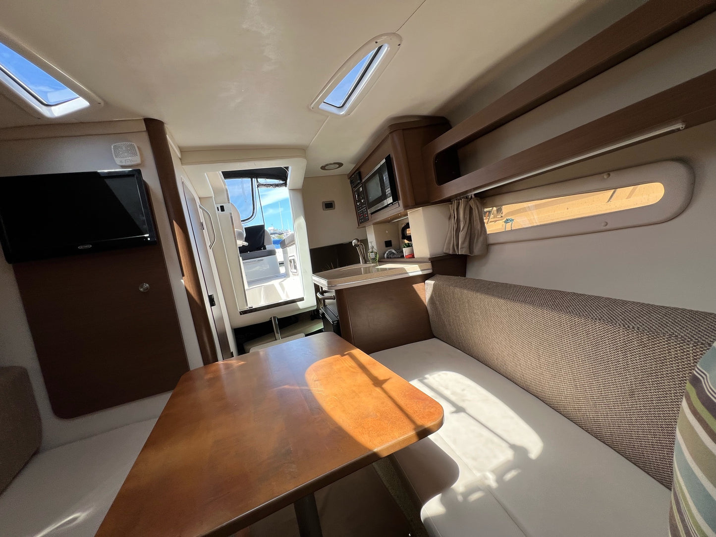 2016 Sea Ray Sundancer 260... Located in Huntington Beach, Ca... Offered By Yacht Coast Yacht Sales