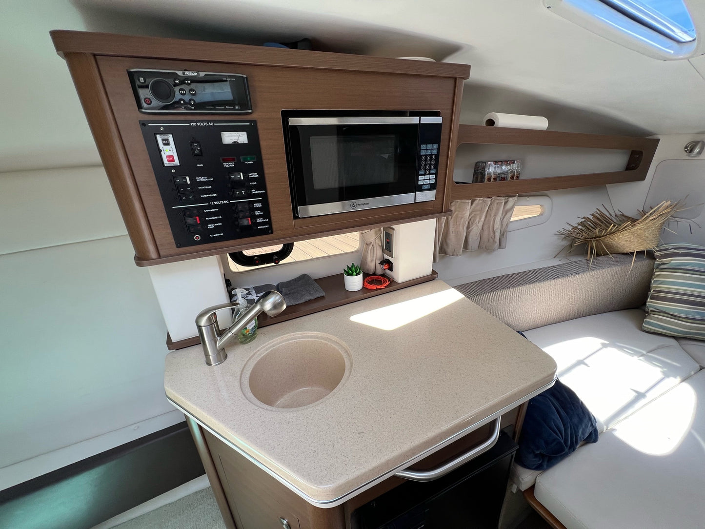 2016 Sea Ray Sundancer 260... Located in Huntington Beach, Ca... Offered By Yacht Coast Yacht Sales